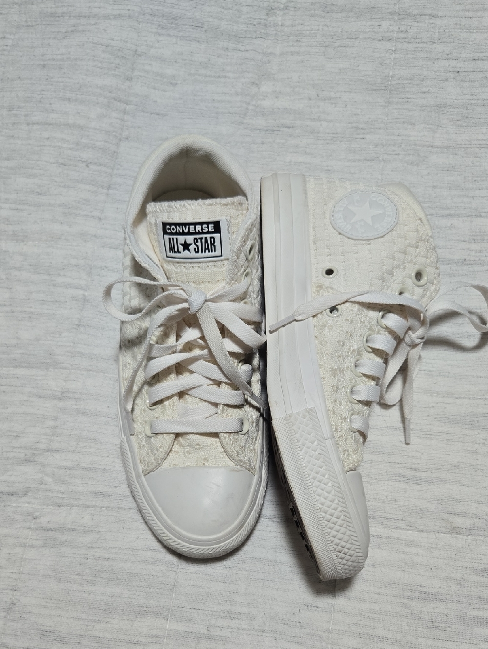 Converse Women's Low Top Eyelet/lace Sneakers in Off-White/Cream